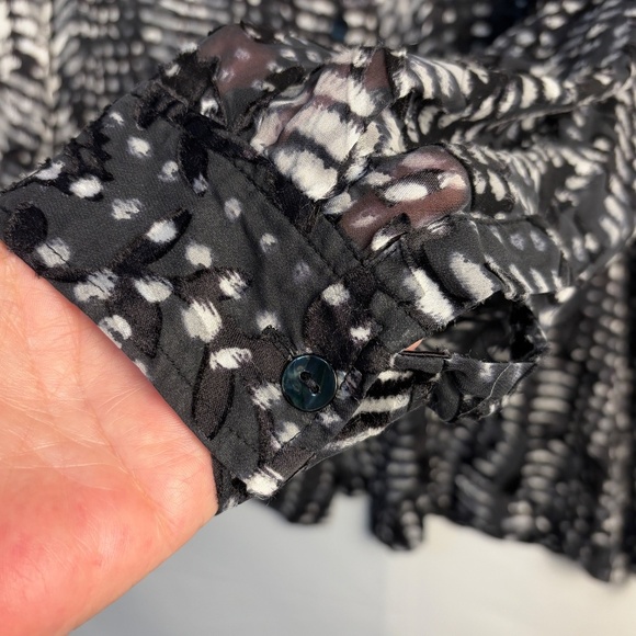 Chico's Women ButtonUp Long Sleeve Velvet Burnout Silk Shirt Sz 2 = USL/12 Party - Picture 4 of 15